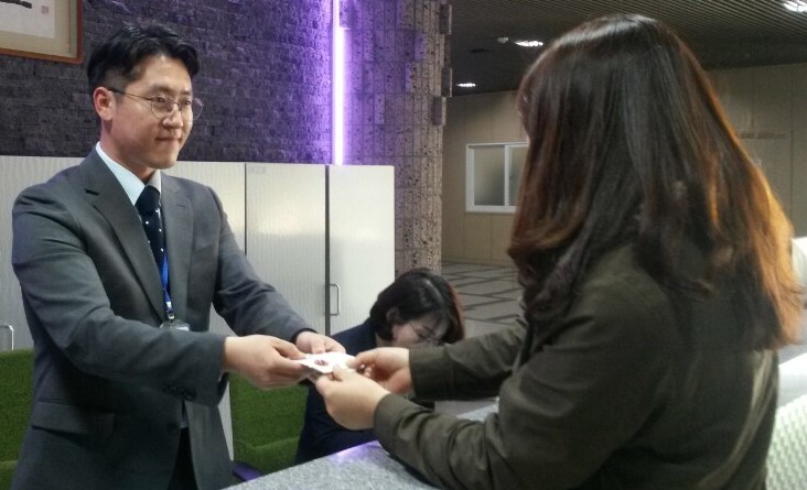 동백배지전달.jpg