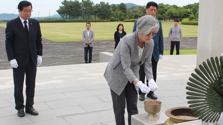 외교장관 참배.jpg
