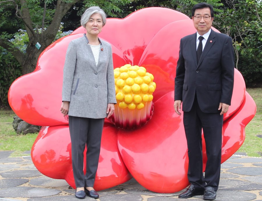 동백꽃 조형과 외교장관.jpg