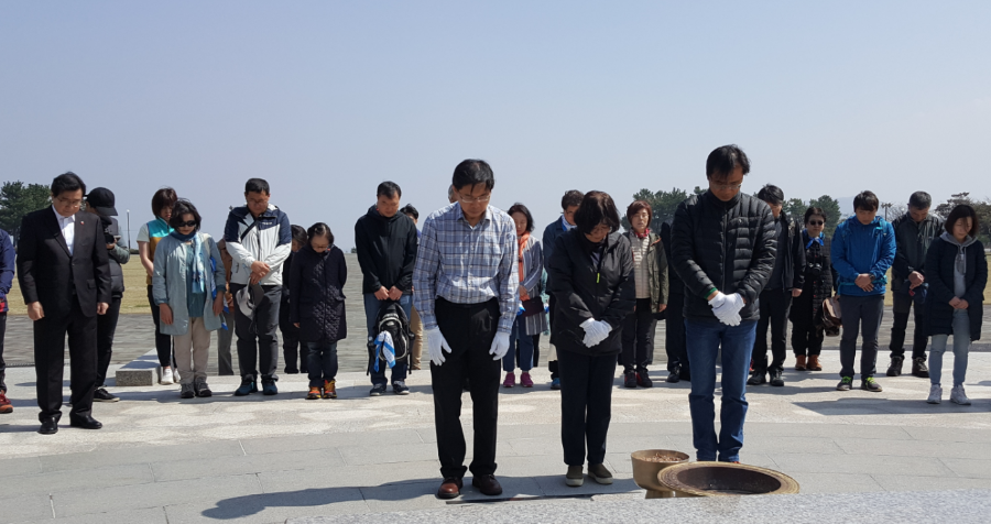 1. 박상기 장관 참배사진.png