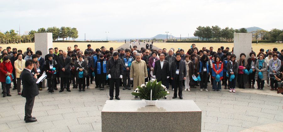 유네스코 회원 위령제단 참배.JPG