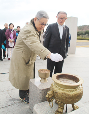 24일 위령제단에서 유재건 회장의 참배ss.jpg