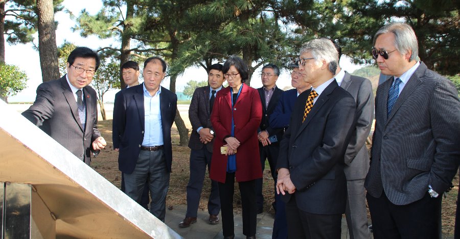 행방불명인 표석 앞에서.JPG